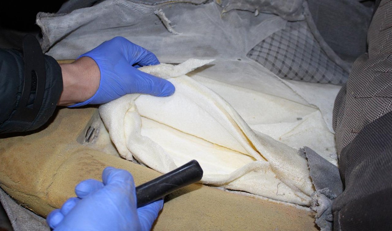 Yok artık! 9,5 kilo uyuşturucu otomobilin koltuklarına emdirilmiş