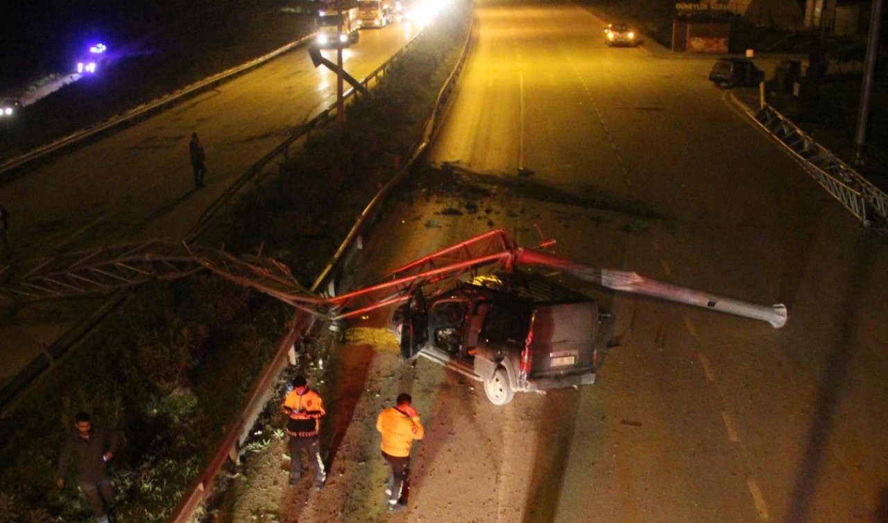 Kamyonun çarptığı direk otomobilin üzerine devrildi 