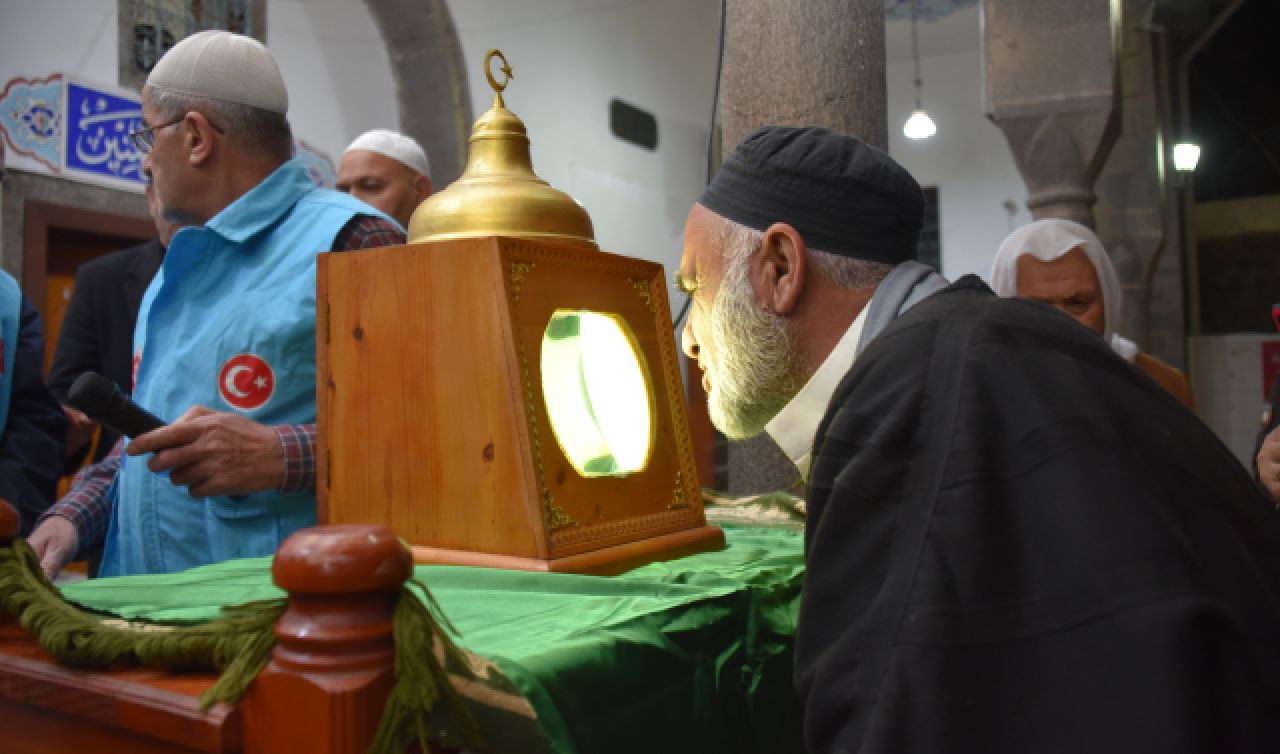 Sakal-ı Şerif ziyarete açıldı! Vatandaşlar uzun kuyruklar oluşturdu