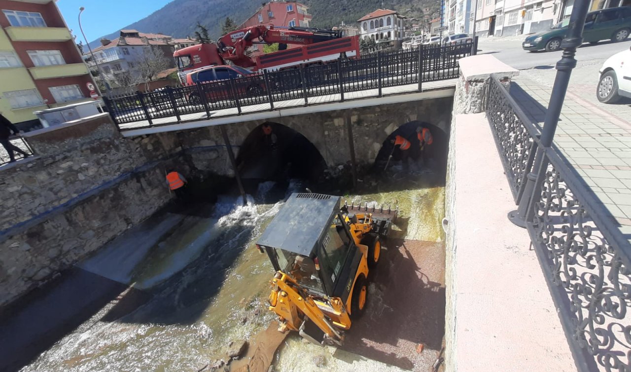 Belediye ekipleri Akşehir çayını temizledi