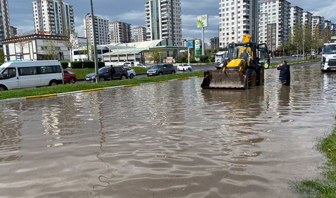 Diyarbakır’da sağanak su baskınlarına neden oldu