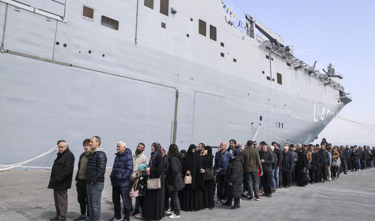  TCG Anadolu gemisine ziyaretçi akını sürüyor