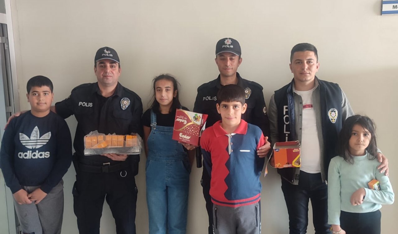  Polisler depremzedeleri bayramda unutmadı