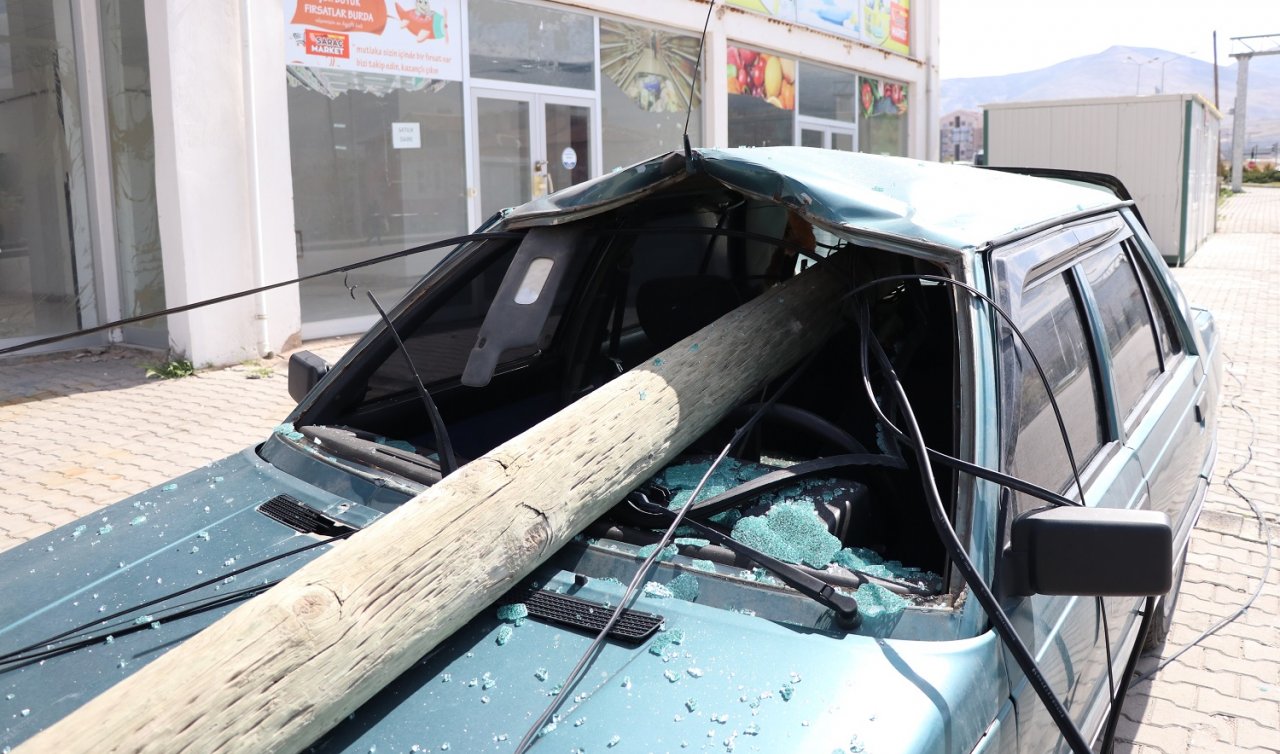 Tır dorsesinin devirdiği direk otomobile düştü