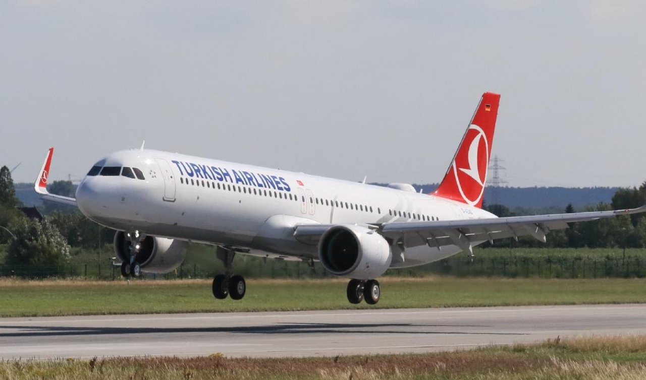 Uçaktaki alkollü yolcu kabin memuruna saldırdı