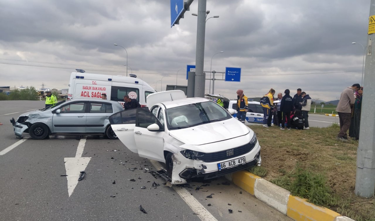 Konya’da kaza: 2 otomobil çarpıştı