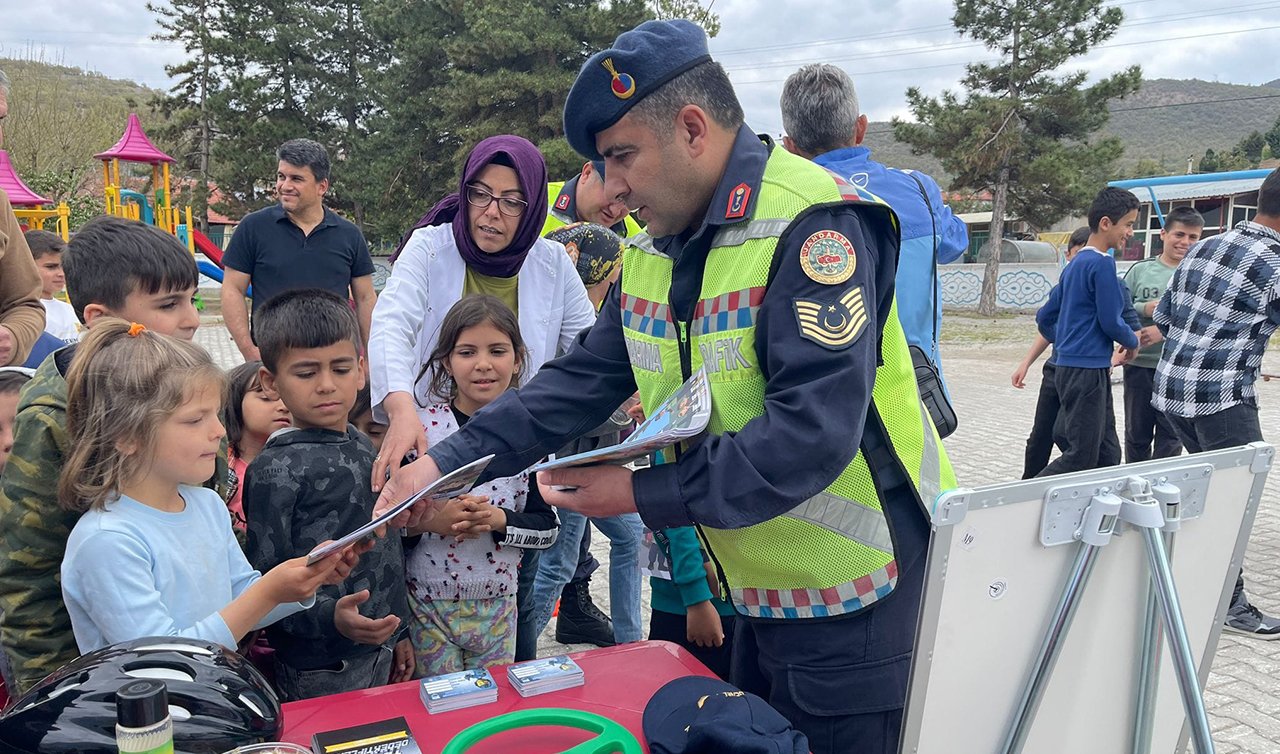 Konya’da jandarma ekipleri çocuklara trafik eğitimi verdi