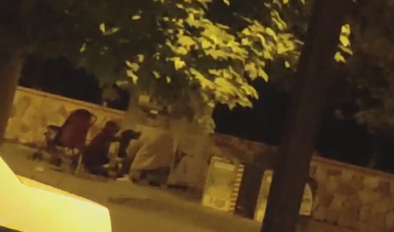 Konya’da kıyafet kumbarasını soyan kadınlar komşu kamerasında!