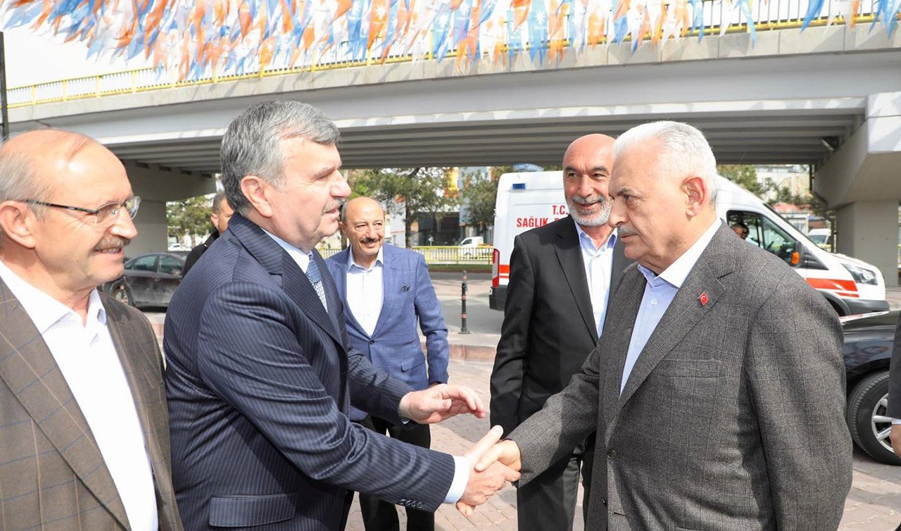 Binali Yıldırım ve AK Parti milletvekili adayı Akyürek vatandaşlarla buluştu