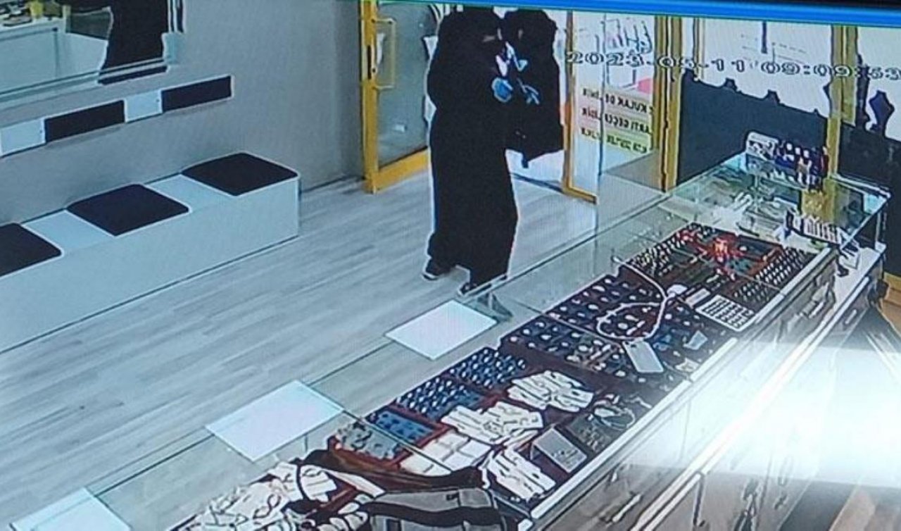 Komedi filmi gibi soygun! Bir hareketle korkup kaçtılar