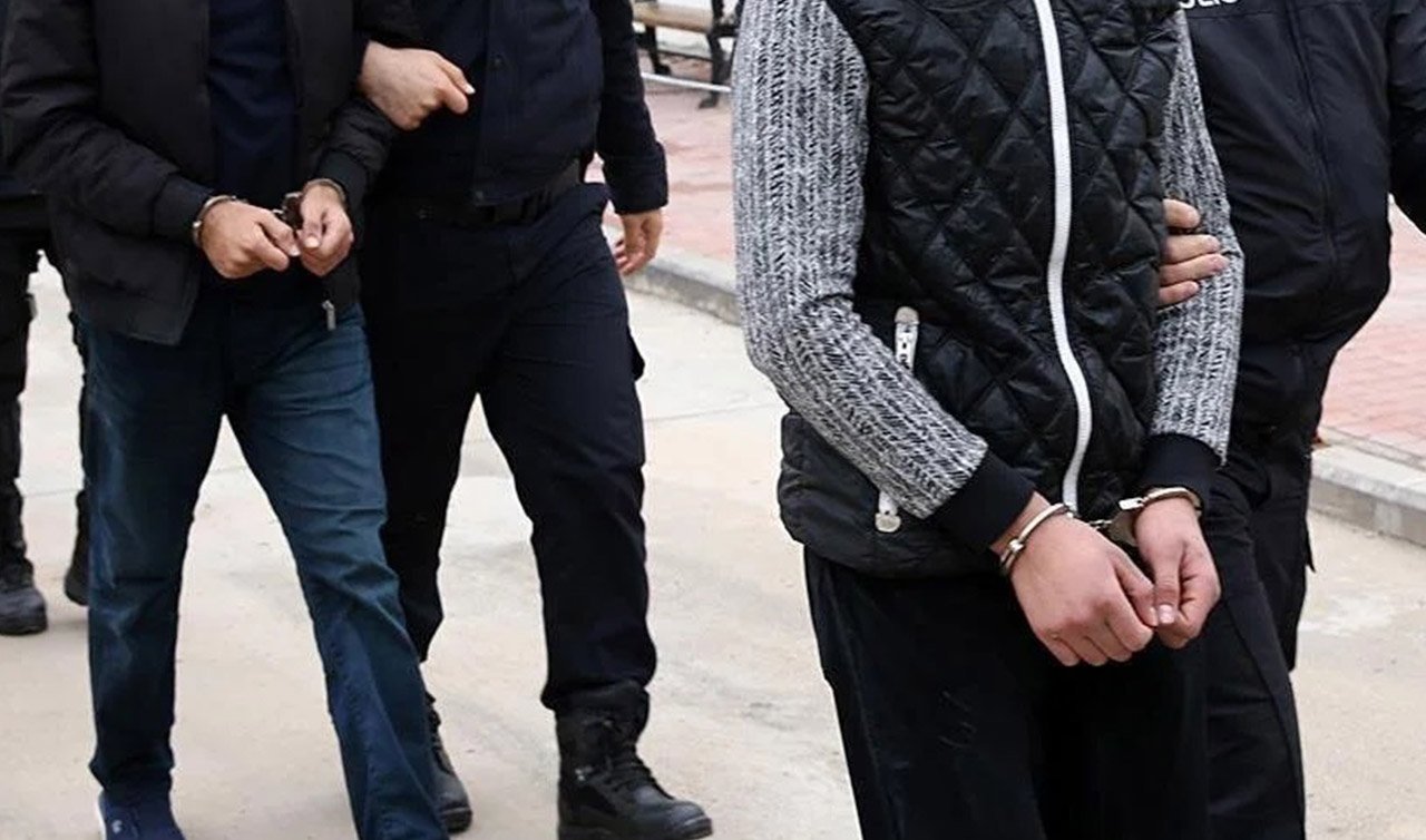 Minibüsteki yapılan aramada 1 kilo 74 gram uyuşturucu ele geçirildi