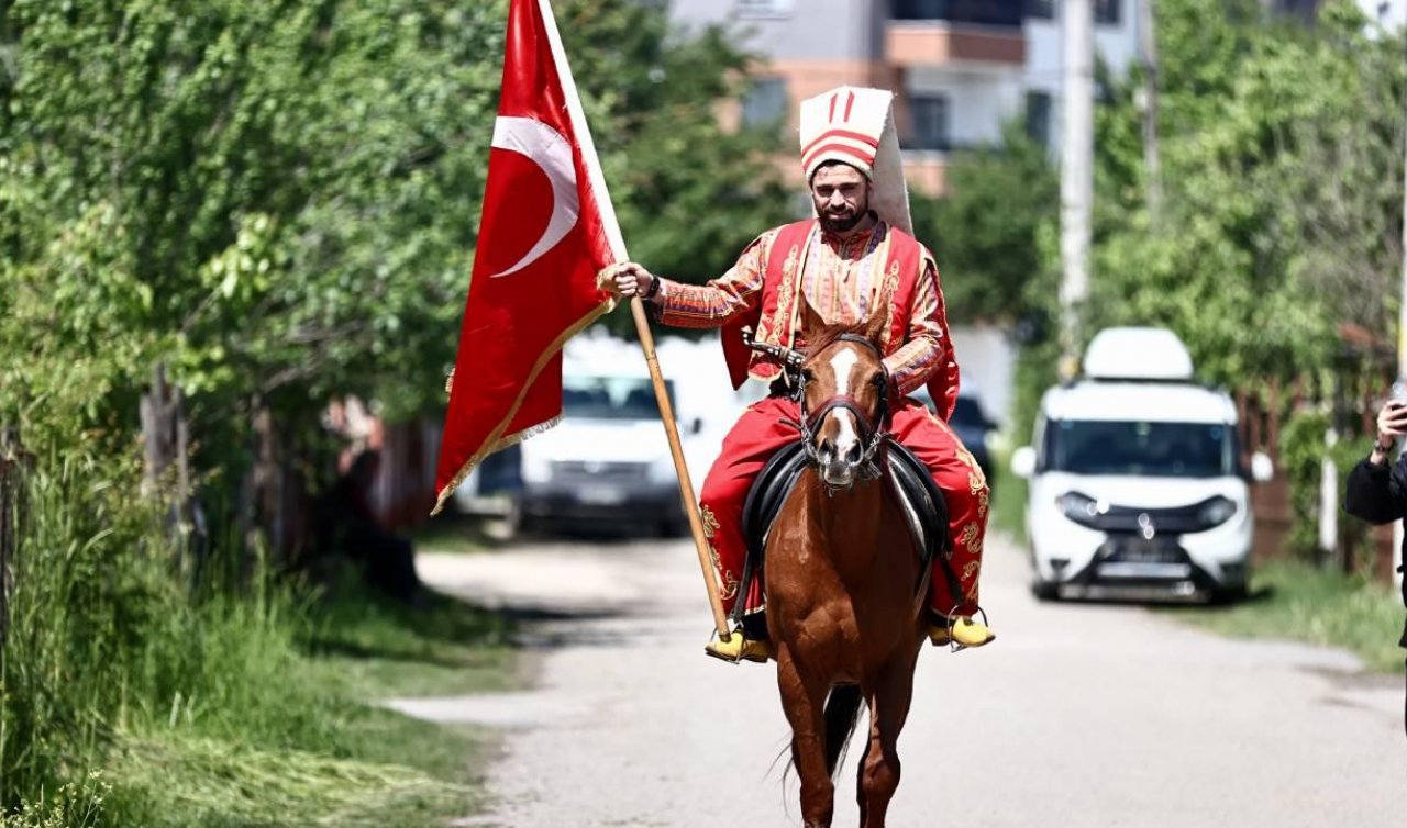 Yeniçeri kıyafeti giyip atı ile oy kullanmaya gitti