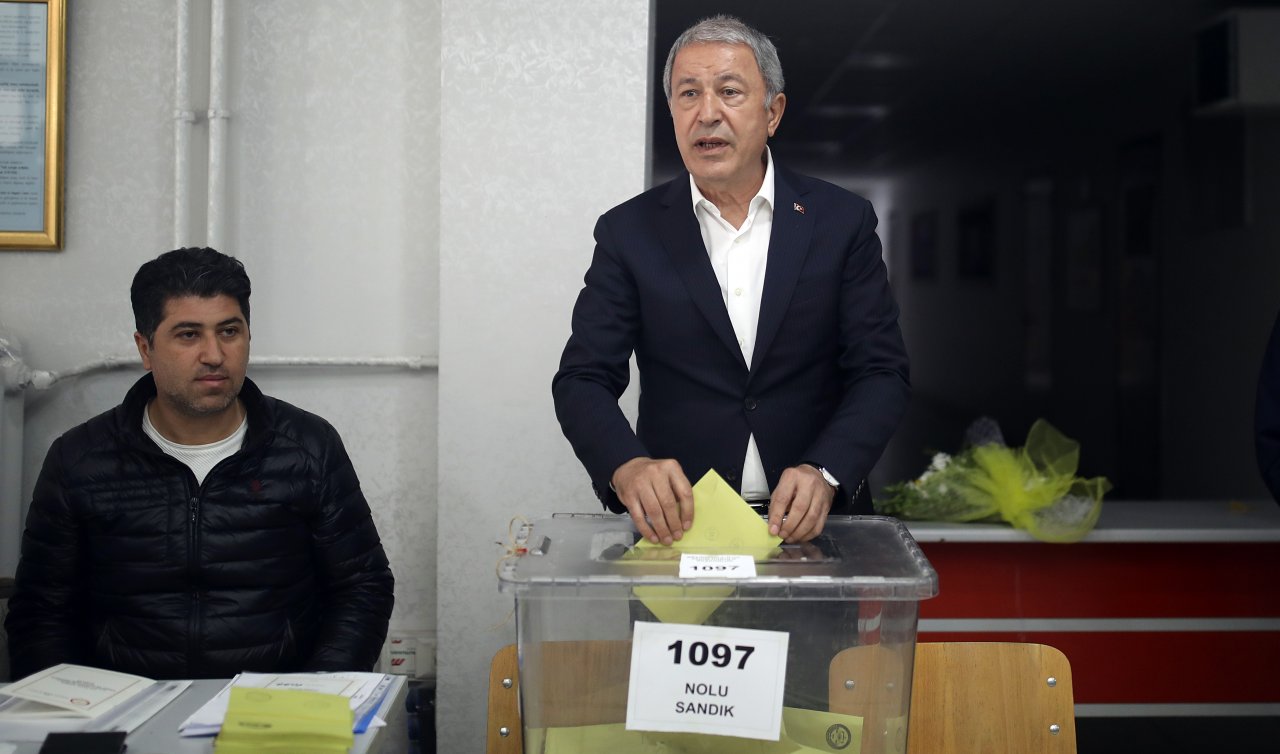 Bakan Akar oyunu mezunu olduğu okulda kullandı