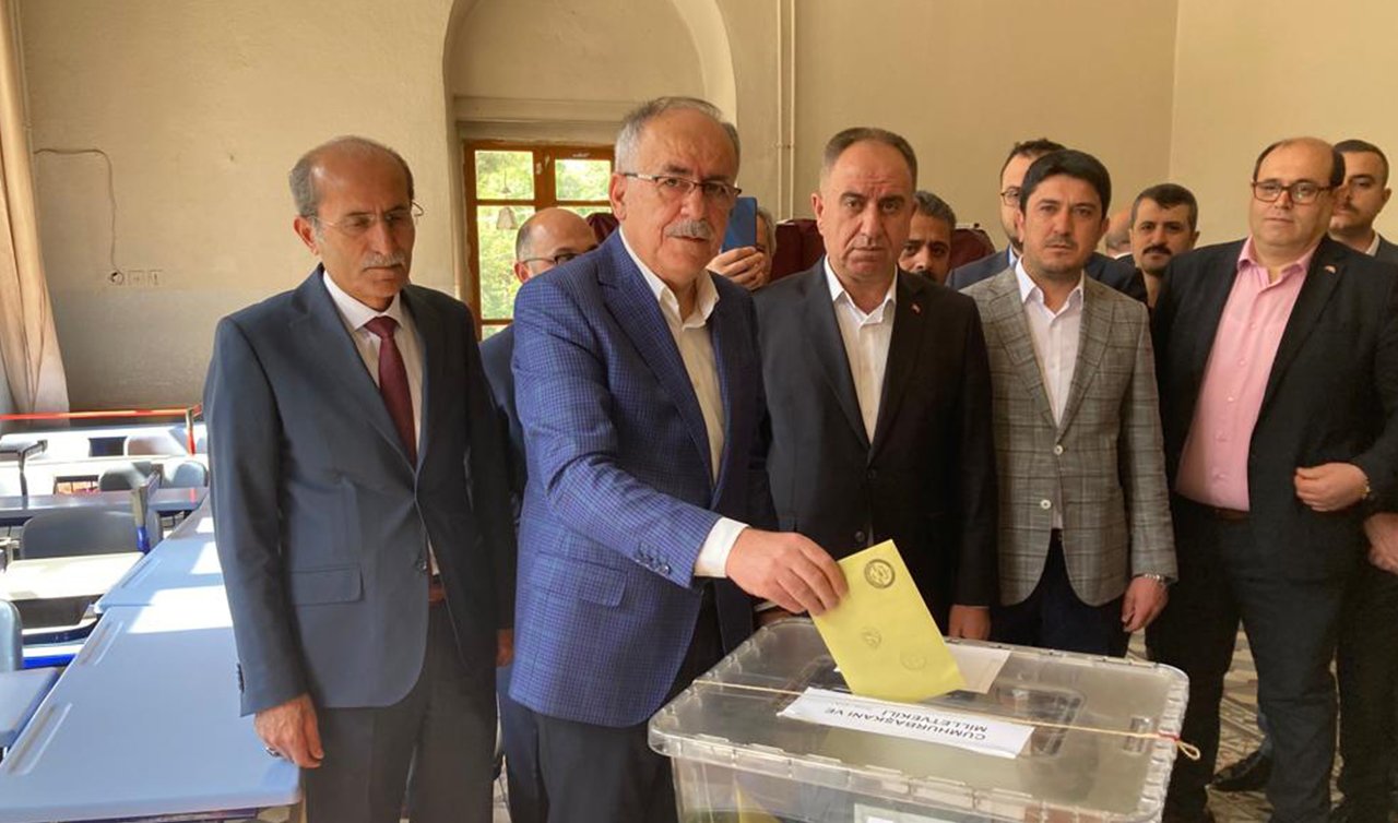 MHP Genel Başkan Yardımcısı Mustafa Kalaycı oyunu Konya’da kullandı