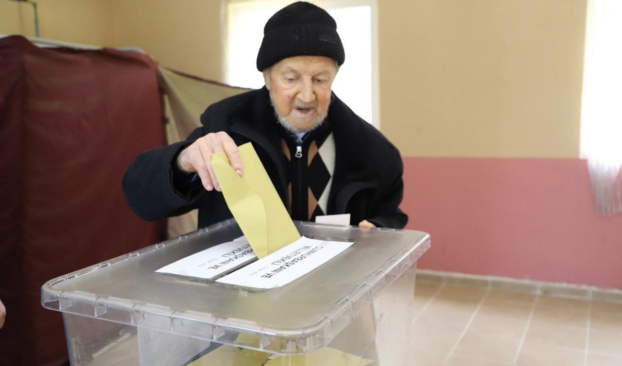 “Asırlık çınarlar’’ oy kullanmak için sandığa gitti