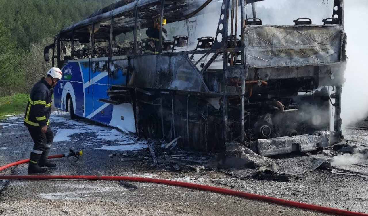 Seyir halindeki yolcu otobüsü tamamen yandı