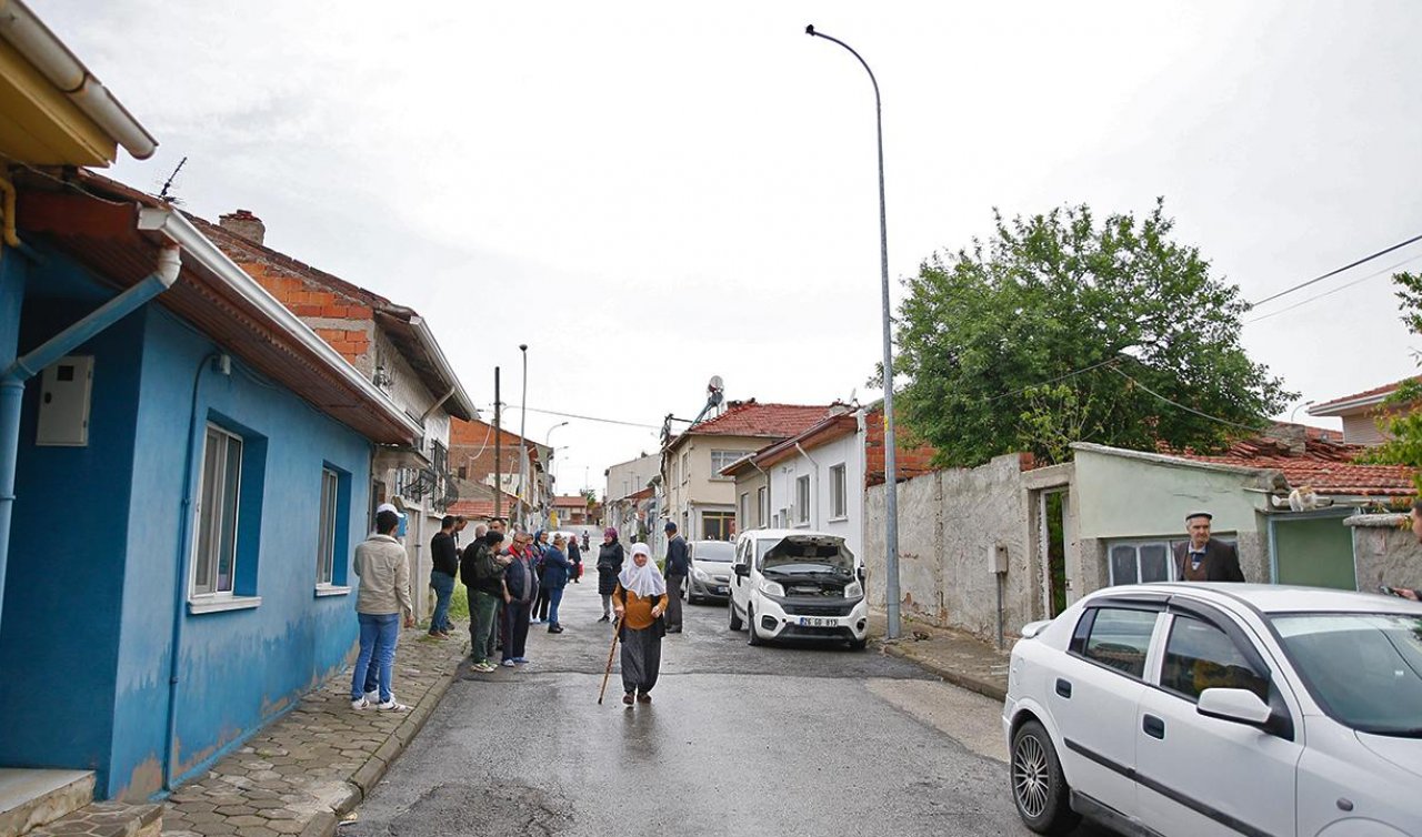 Aydınlatma direğine yıldırım isabet etti: 100 evin elektrik tesisatı zarar gördü