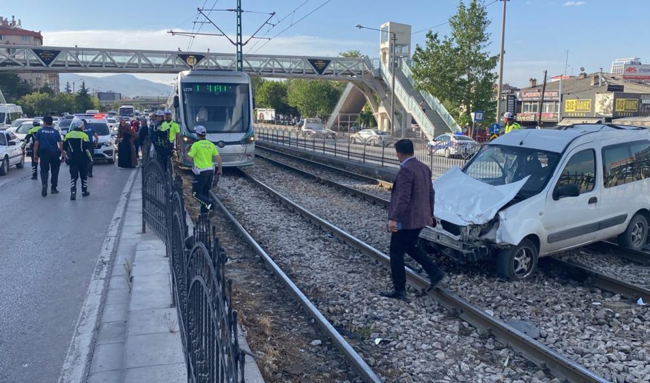 Konya’da hafif ticari araç raylara girdi! Tramvay seferleri aksadı