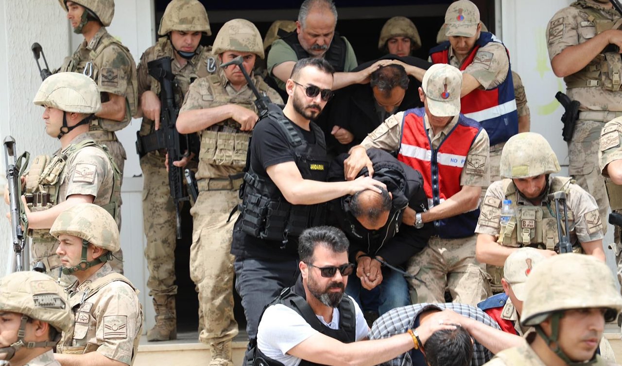 Jandarma kıyafeti giyip Irak uyruklu kişileri yağmaladılar: 6 kişiye gözaltı