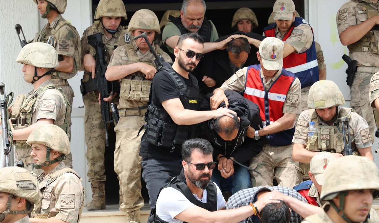 jandarma kıyafeti giyip Irak uyruklu kişileri yağmalayan  4 kişi  tutuklandı