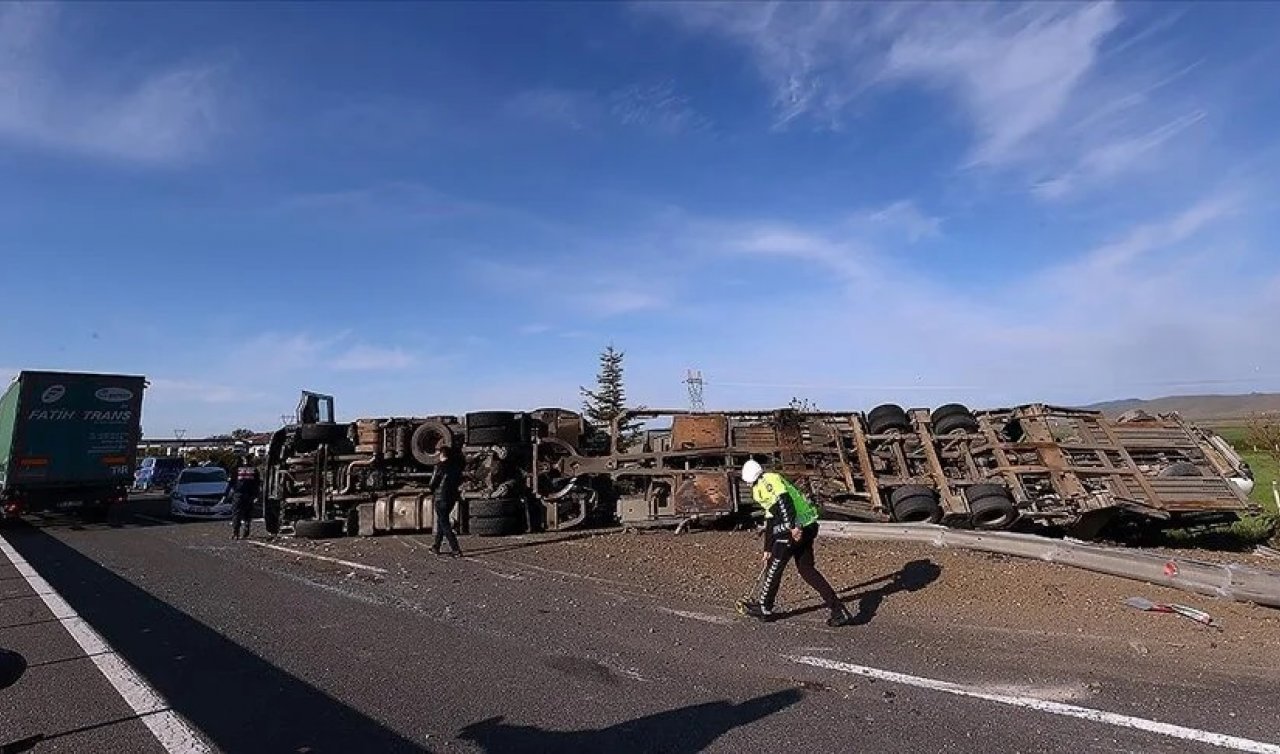 Tır devrildi: 102 koyun ve keçi öldü