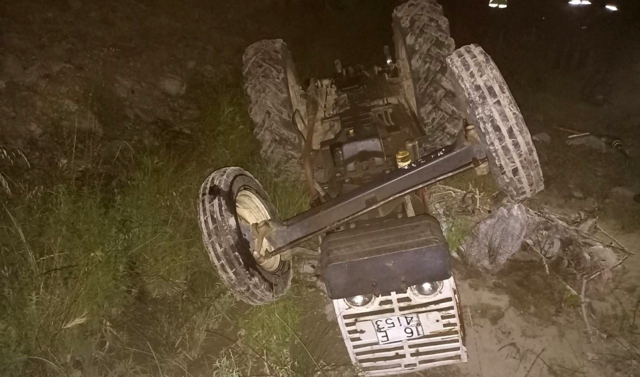 Traktör dere yatağına devrildi 