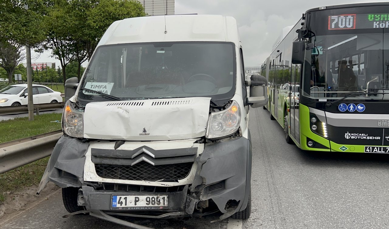 İki servis aracı çarpıştı:  4 işçi yaralandı