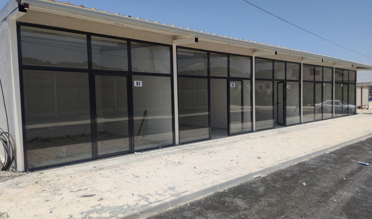 Konya Büyükşehir’in işbirliğinde Hatay’daki 96 prefabrik iş yerinin anahtarı teslim edildi