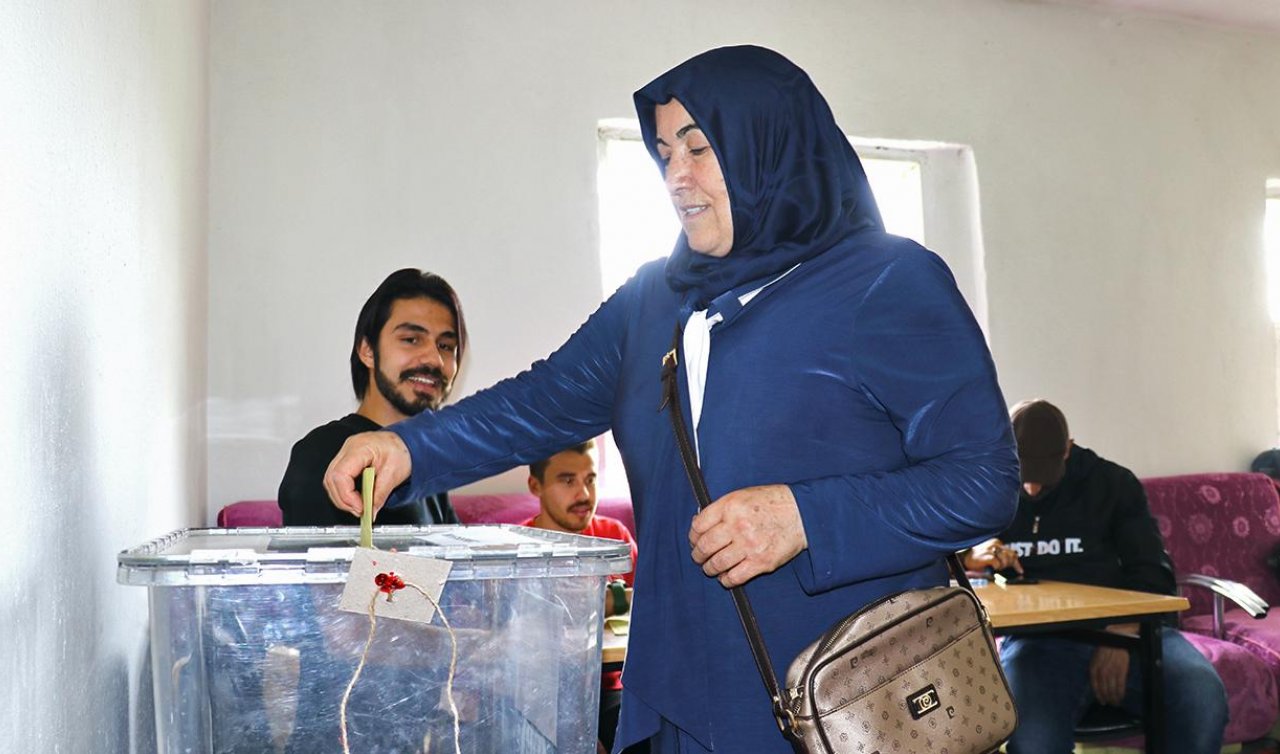 12 seçmenli köy sandığa gitti