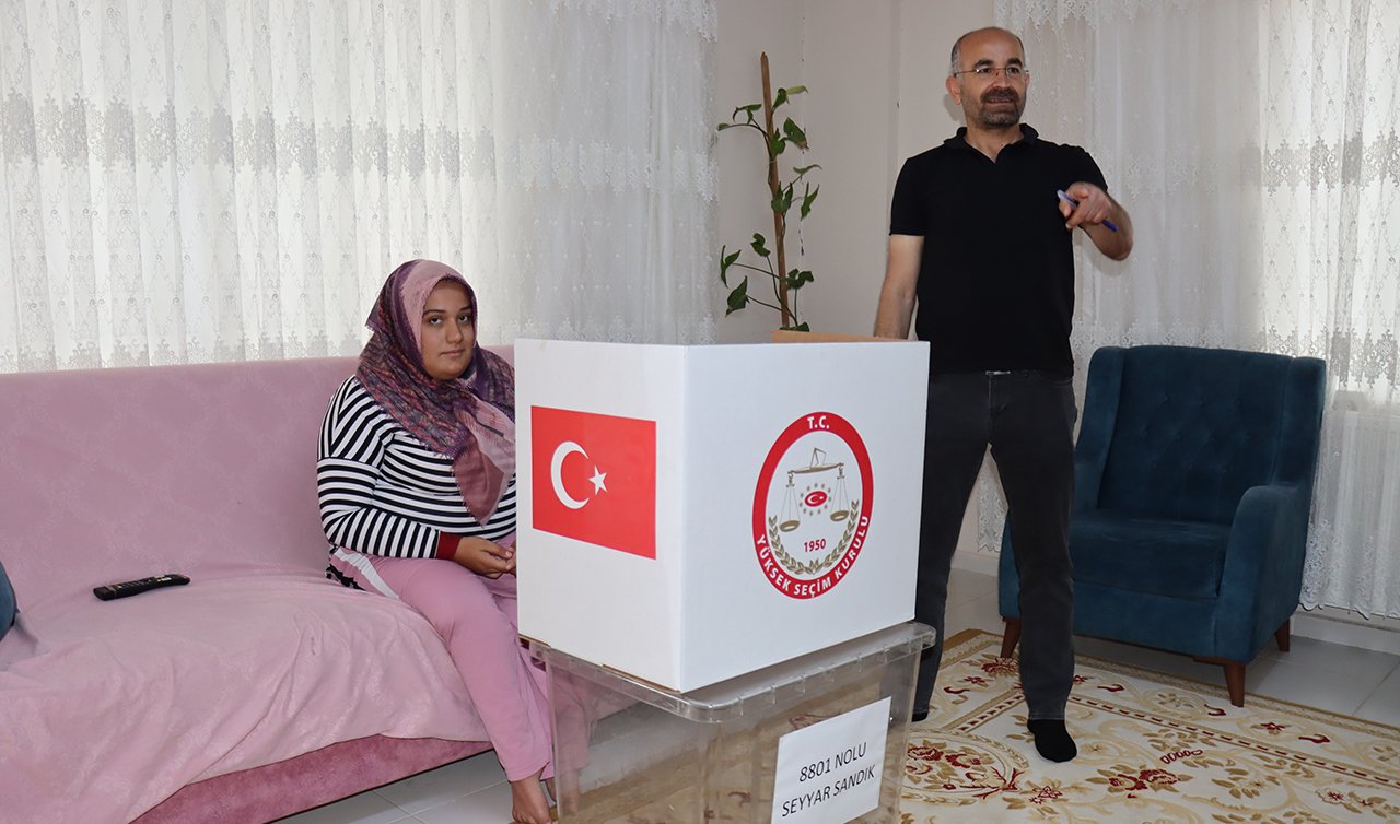 Hasta ve engelliler “seyyar sandık“ ile oylarını kullandı