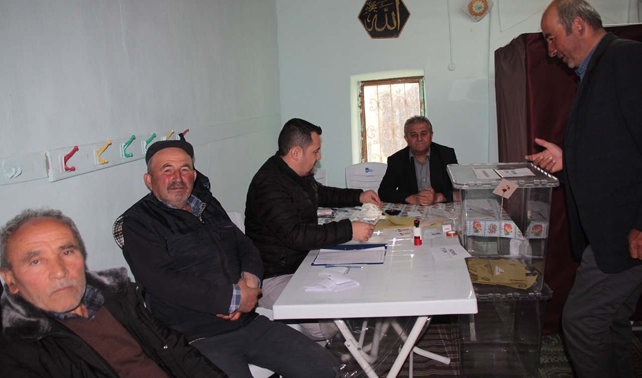 25 seçmenli mahalleli sandık başına gitti 