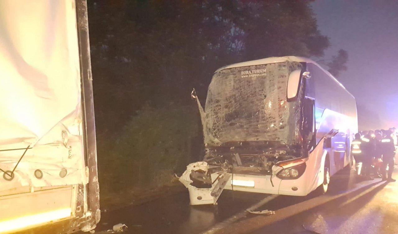AK Parti seçmenlerini taşıyan otobüs tıra çarptı: 22 yaralı