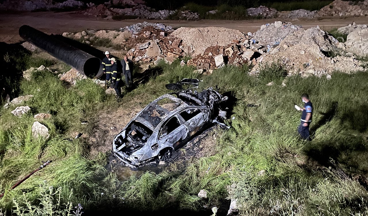 2 otomobilin çarpıştığı kazada araçlardan biri alev aldı!  1 kişi öldü, 9 kişi yaralandı
