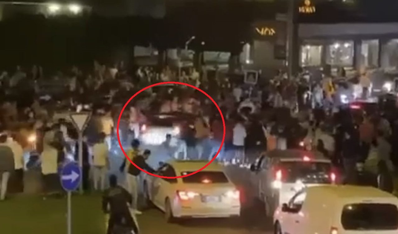 Otomobili ile kutlama yapan Galatasaray taraftarlarının arasına daldı: 2 yaralı