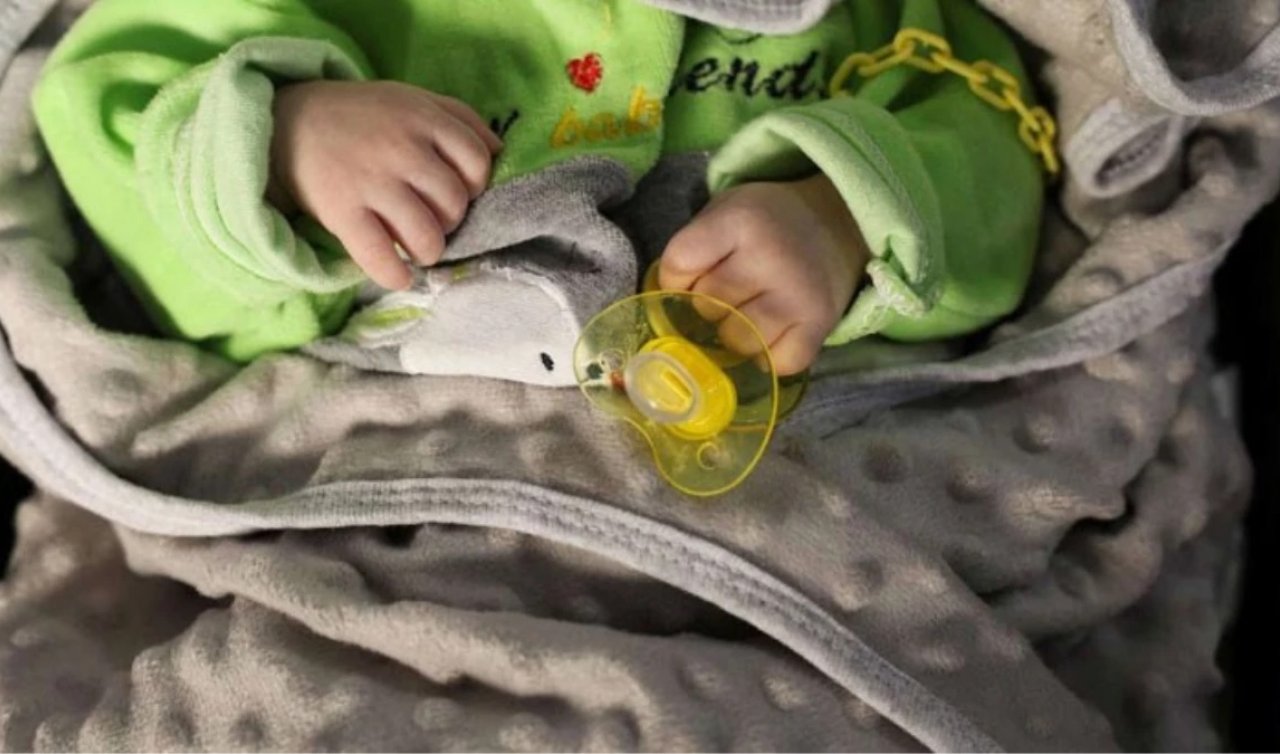 3 saat arabada bırakılan bebek öldü
