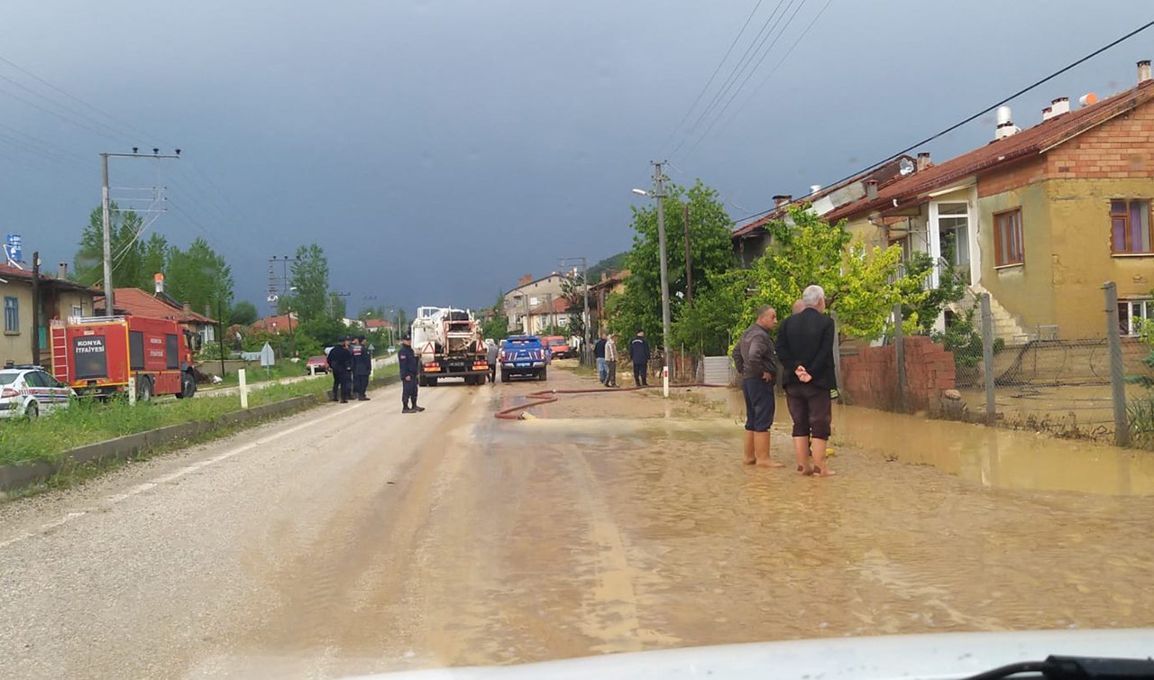 Konya’nın 2 ilçesini sağanak vurdu! Sel ve su baskınları