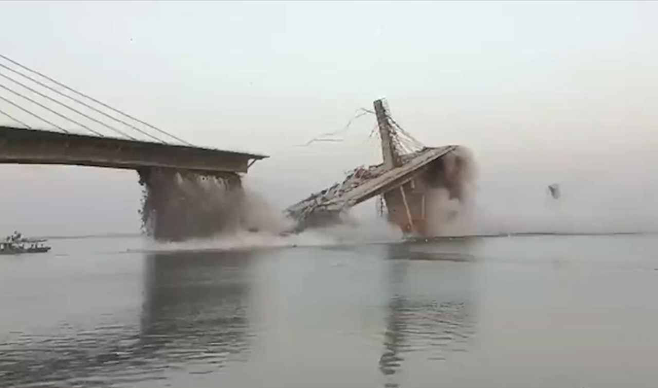 Hindistan’da inşaat halindeki köprü ikinci kez çöktü