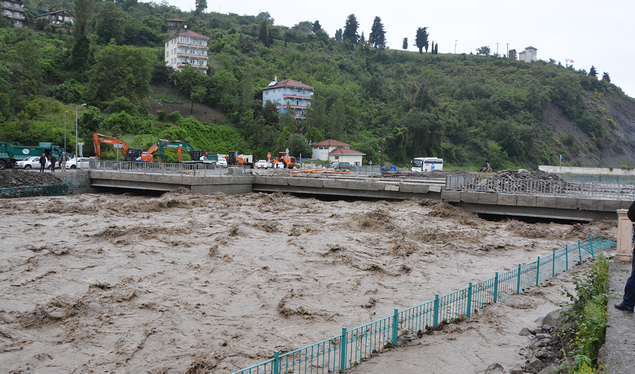 İnebolu-Kastamonu kara yolunda sel nedeniyle çökme meydana geldi