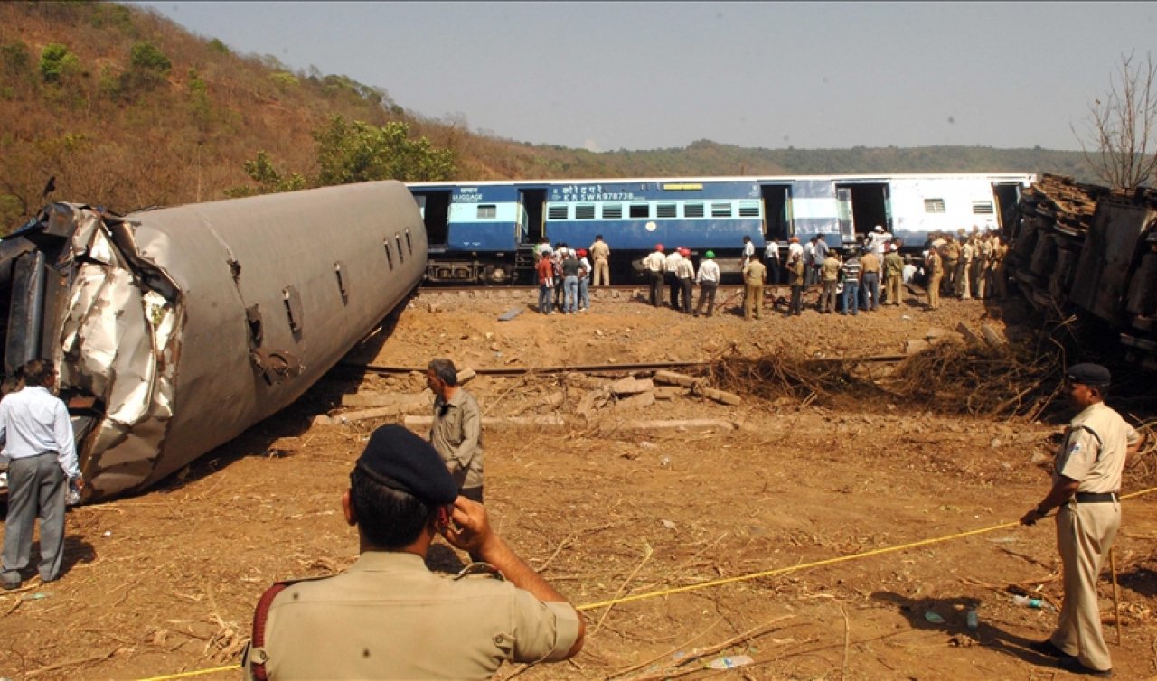 Hindistan’daki tren kazasında ölü sayısı 288’e yükseldi