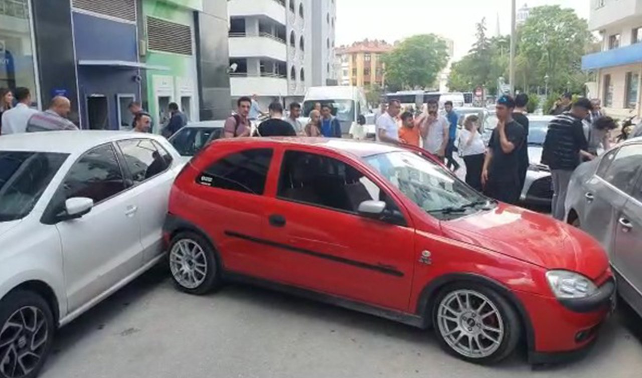 Konya’da lastiği kopan otomobil sokağı birbirine kattı! 7 araç hasar gördü