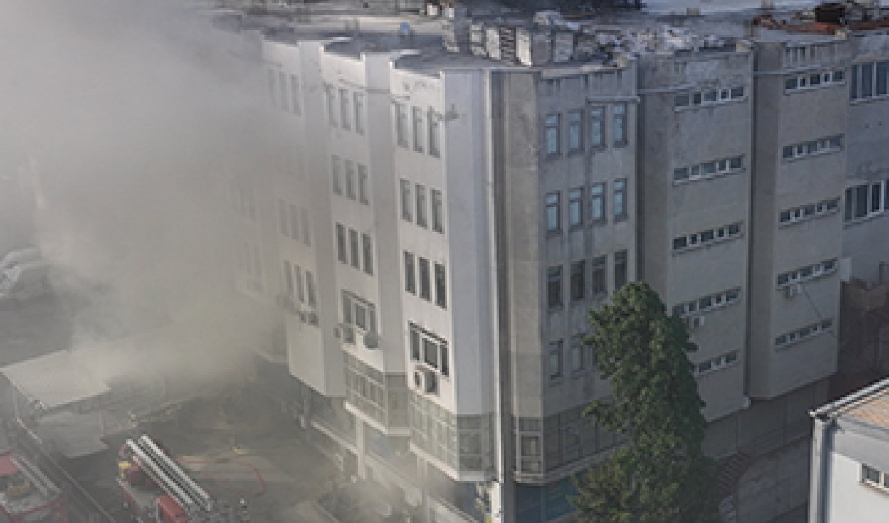Fabrikada çıkan yangına itfaiye ekiplerince müdahale ediliyor