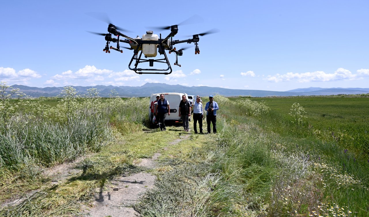 Konya’da 270 dekarlık tarla dron kullanarak ilaçlandı! 