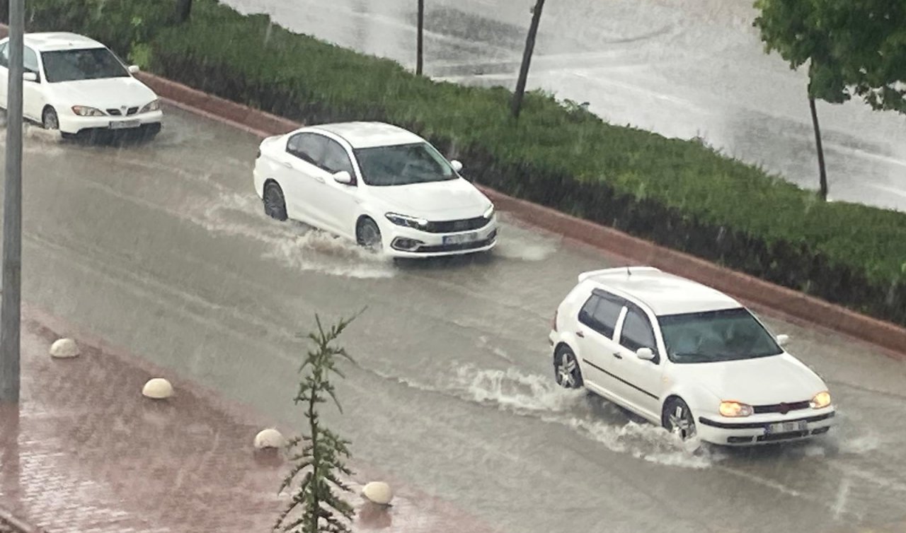 Konya kent merkezinde sağanak! Araçlar güçlükle ilerledi
