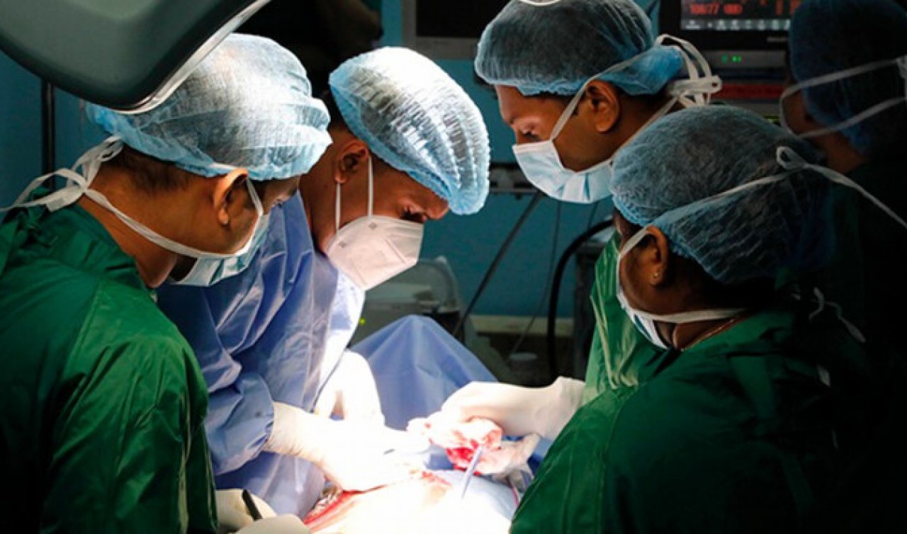 Doktorlar gözlerine inanamadı!  Hastadan 801 gram ağırlığında böbrek taşı çıkarıldı