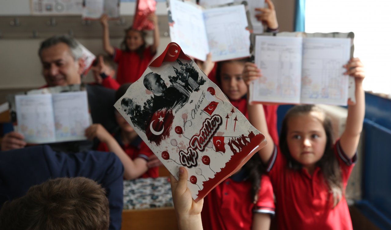 Okullarda son zil çaldı! Konya ve çevre illerde öğrenciler karnelerini aldı