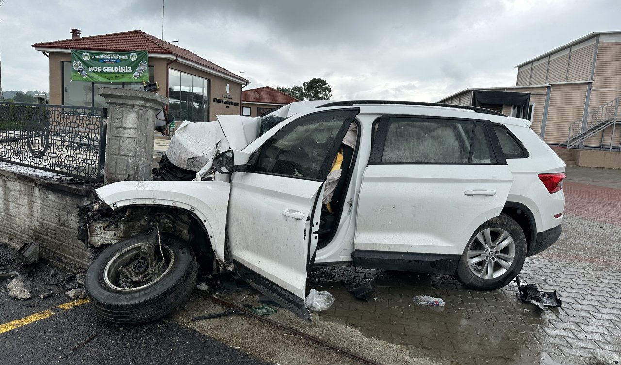 Kızını YKS’ye yetiştirmek isteyen babanın otomobili duvara çarptı