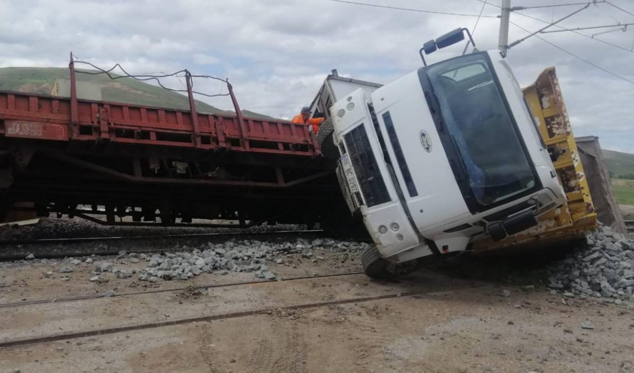 Kamyon ile hat bakım makinesi çarpıştı: 8 yaralı