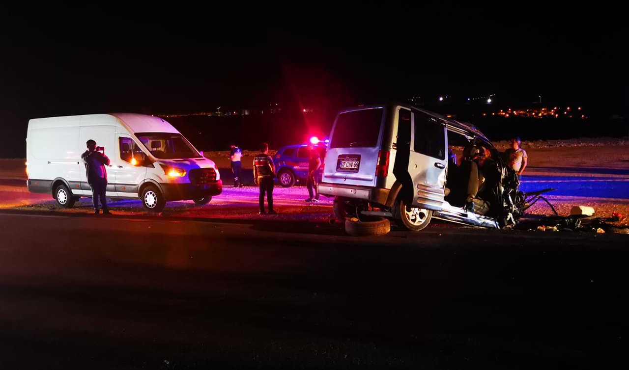 Hafif ticari araç ile otomobil çarpıştı, 6 kişi öldü
