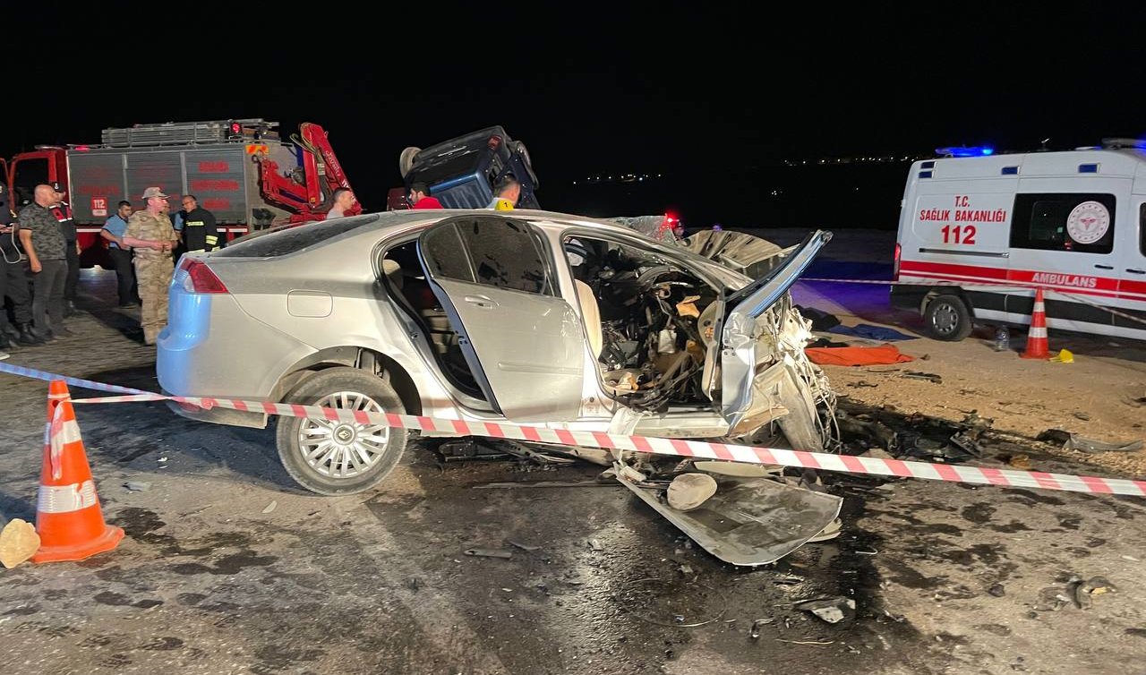 Otomobil ile hafif ticari araç çarpıştı: 6 ölü 1 yaralı
