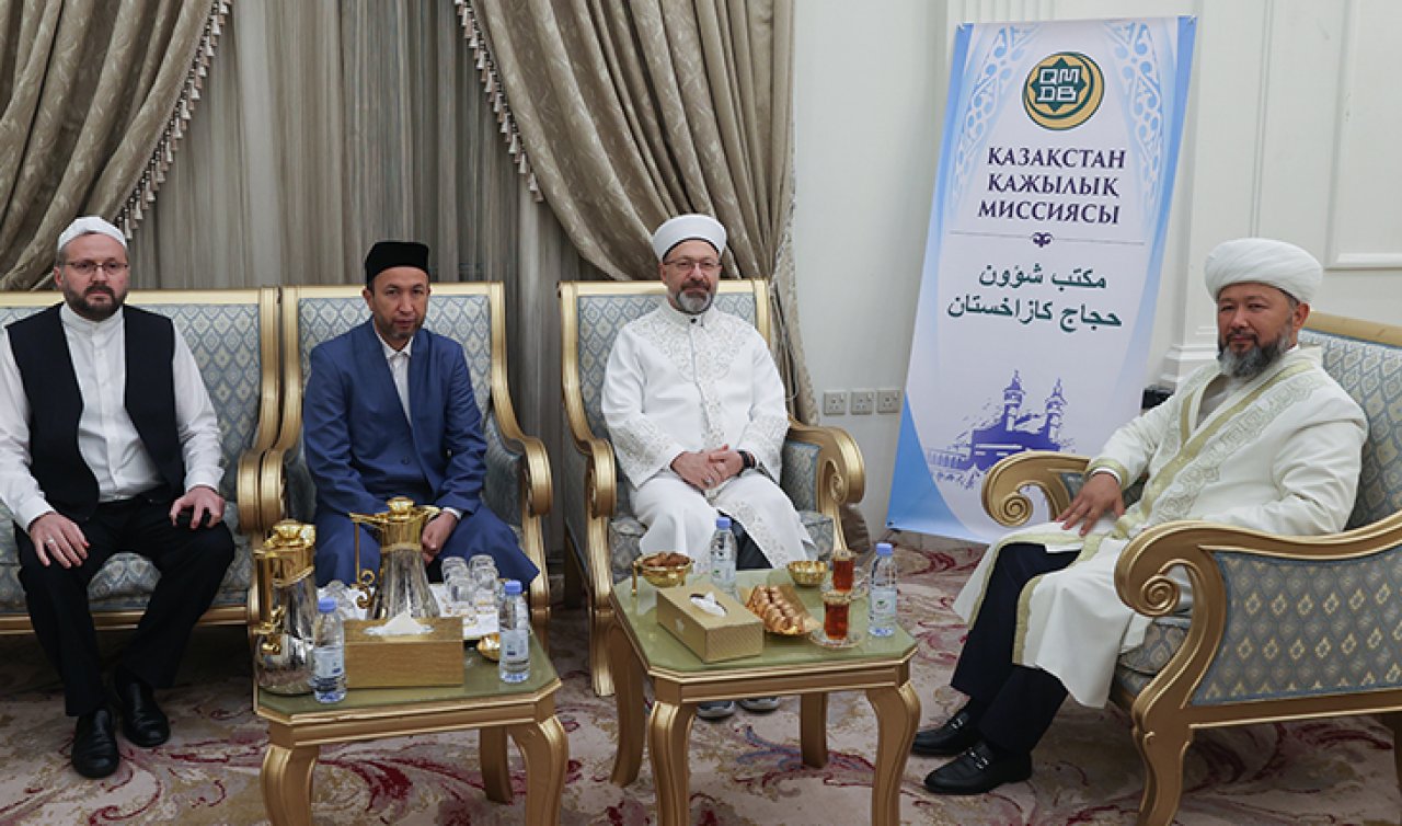 Diyanet İşleri Başkanı Erbaş, Mekke’de Kazakistan hacı adaylarıyla bir araya geldi